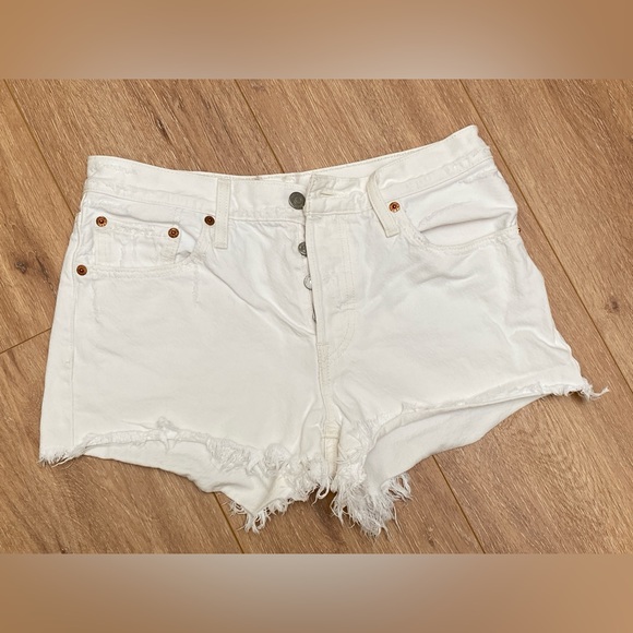 Levi’s white denim shorts, W27 - Picture 1 of 3
